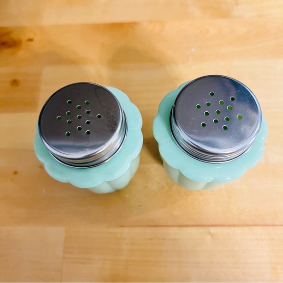 The Pioneer Woman Timeless Beauty Jade Green Milk Glass Salt & Pepper Shaker Set - Picture 3 of 10
